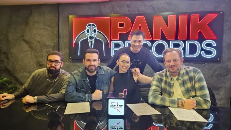 Η Klavdia, μέλη των Arcade Music και ο Γιώργος Αρσενάκος στα γραφεία της Panik Records.