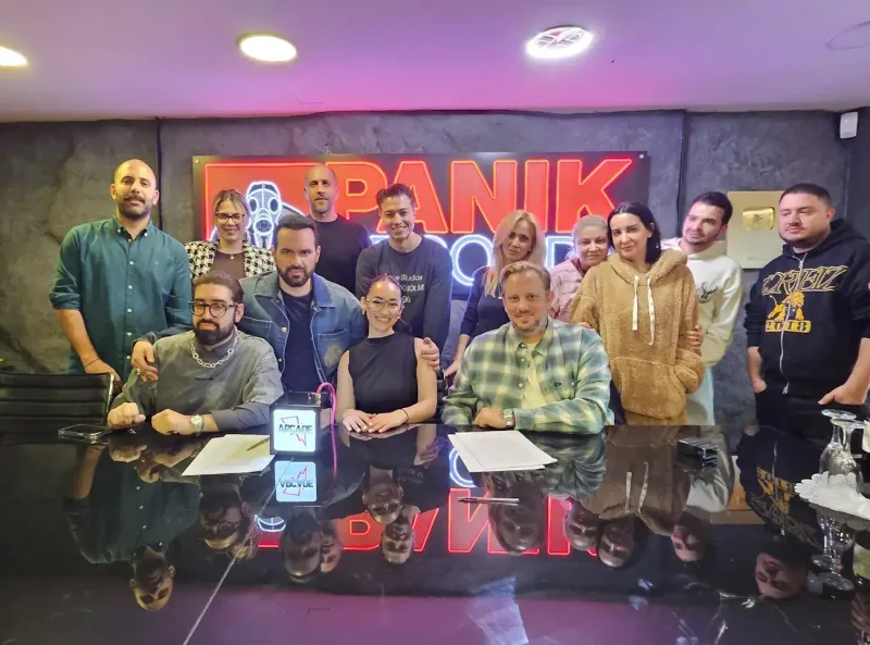 Η Klavdia με τους Arcade Music και στελέχη της Panik Records σε γραφείο.