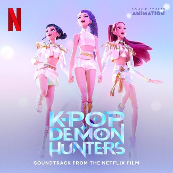 Τρεις χαρακτήρες από το K-Pop Demon Hunters του Netflix, με το λογότυπο του Netflix και της Sony Pictures Animation.