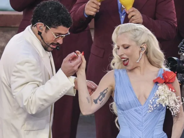 Ο Bad Bunny και η Lady Gaga σε μια στιγμή από την εμφάνισή τους στο Super Bowl, συζητώντας για τη διαμάχη.