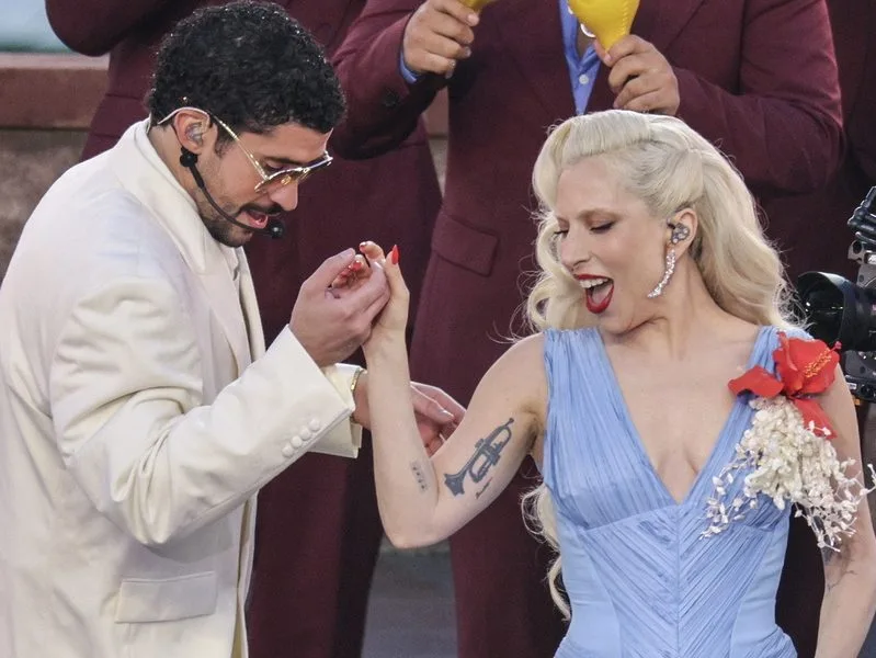 Ο Bad Bunny και η Lady Gaga σε μια στιγμή από την εμφάνισή τους στο Super Bowl, συζητώντας για τη διαμάχη.