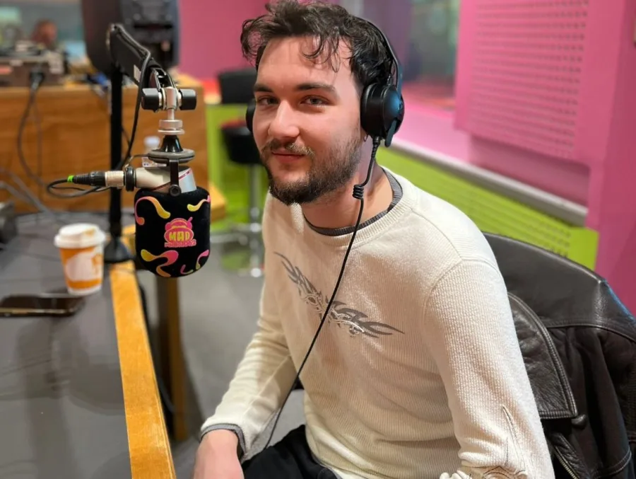 Ο Leroy Brought Flowers στο στούντιο του Mad Radio 106,2.