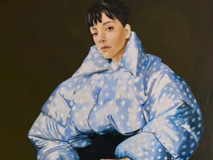Το πορτρέτο της Lily Allen από το άλμπουμ West End Girl στην Εθνική Πινακοθήκη Πορτρέτων του Λονδίνου.