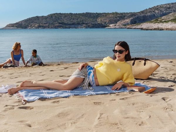 Lily Collins: Στον αέρα το video με το γύρισμα που έκανε στην Ελλάδα