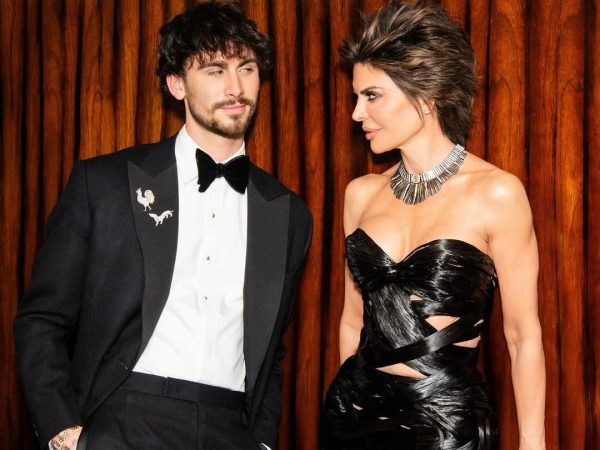 Η Lisa Rinna εμφανίστηκε στα Oscars με φόρεμα από πραγματικά μαλλιά βάρους 5 κιλών