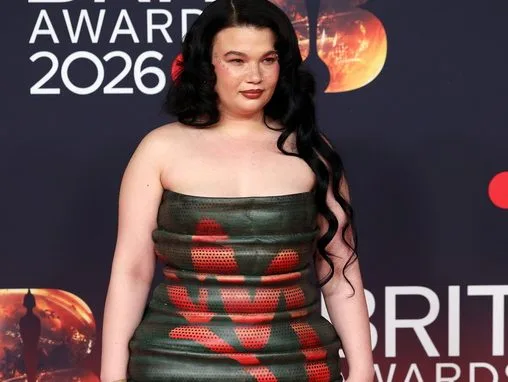 Η Lola Young στο κόκκινο χαλί των BRIT Awards 2026 στο Co-op Live Arena του Μάντσεστερ.
