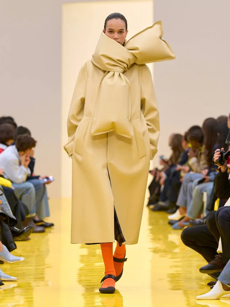 Στιγμιότυπο από την επίδειξη μόδας Loewe FW 26/27 με σουρεαλιστικές δημιουργίες εμπνευσμένες από τον βυθό.