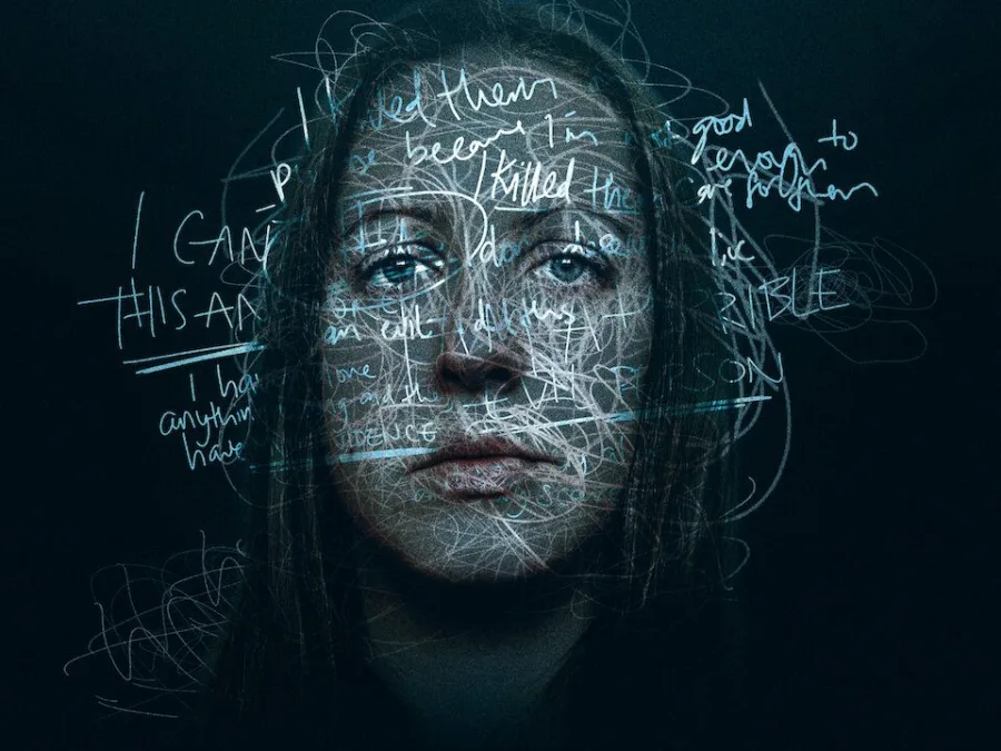 Πορτρέτο της Lucy Letby με χειρόγραφες σημειώσεις