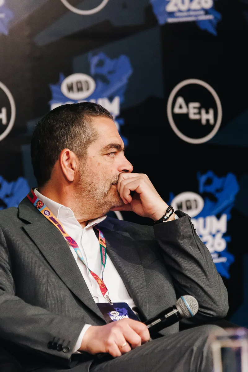 Συνέδριο MAD Forum 2026: Ομιλητής με μικρόφωνο εξετάζει πώς οι επιχειρήσεις προστατεύουν τους νέους.