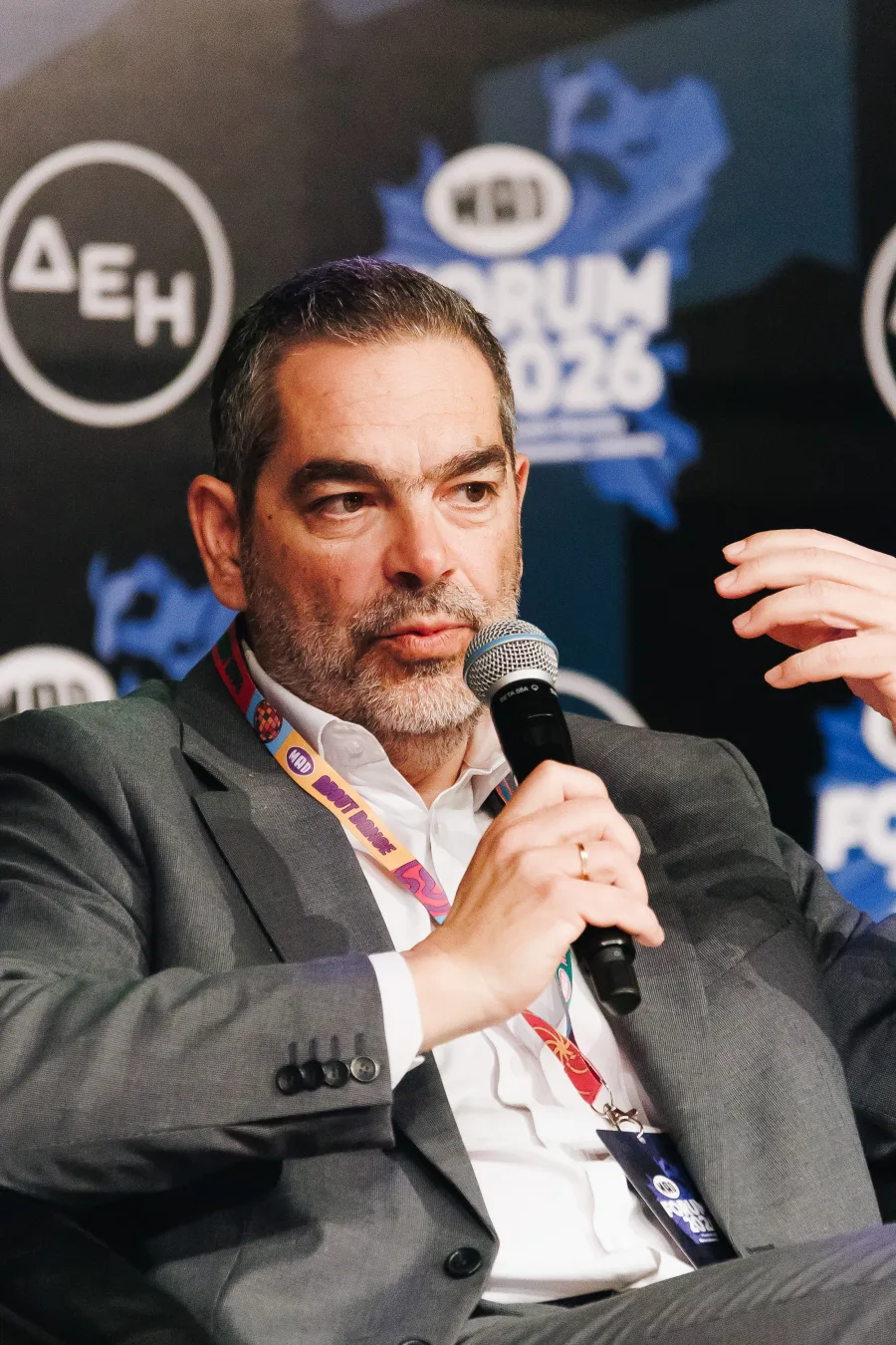Ο Ιάκωβος Καργαρώτος μιλάει στο MAD Forum 2026 κρατώντας μικρόφωνο.