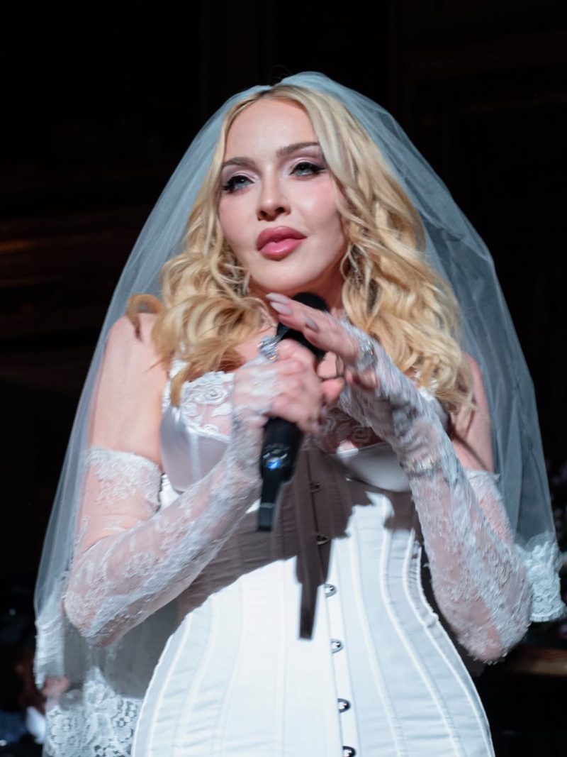 Η Madonna με νυφικό λουκ και πέπλο τραγουδάει σε εμβληματική σειρά, επιστρέφοντας στη μικρή οθόνη μετά από 24 χρόνια.