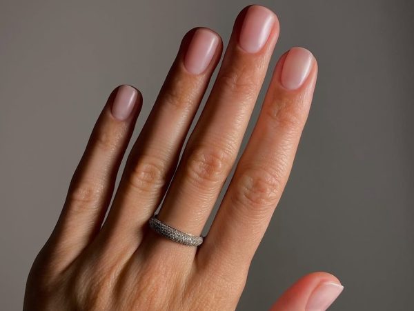 Blurred Nails: Η νέα minimal τάση στα νύχια για την άνοιξη