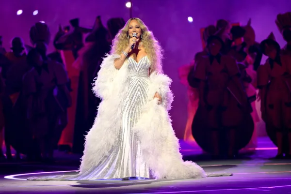 Η Mariah Carey σε επίσημη εμφάνιση, υποψήφια για το Rock & Roll Hall of Fame.