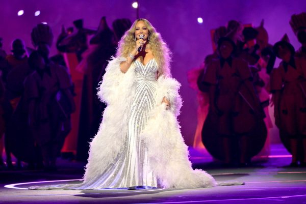 Η Mariah Carey σε επίσημη εμφάνιση, υποψήφια για το Rock & Roll Hall of Fame.