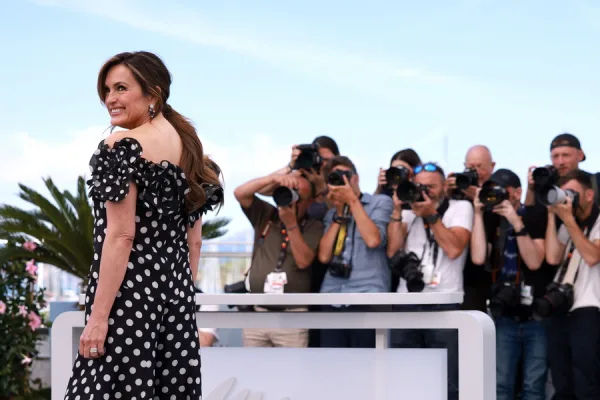 Η Mariska Hargitay με βλέμμα προς τους φωτογράφους, φορώντας φόρεμα με βούλες, στην πρεμιέρα της ταινίας.