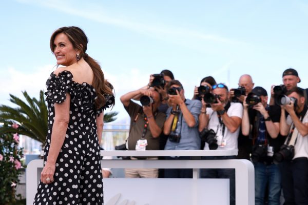 Η Mariska Hargitay με βλέμμα προς τους φωτογράφους, φορώντας φόρεμα με βούλες, στην πρεμιέρα της ταινίας.