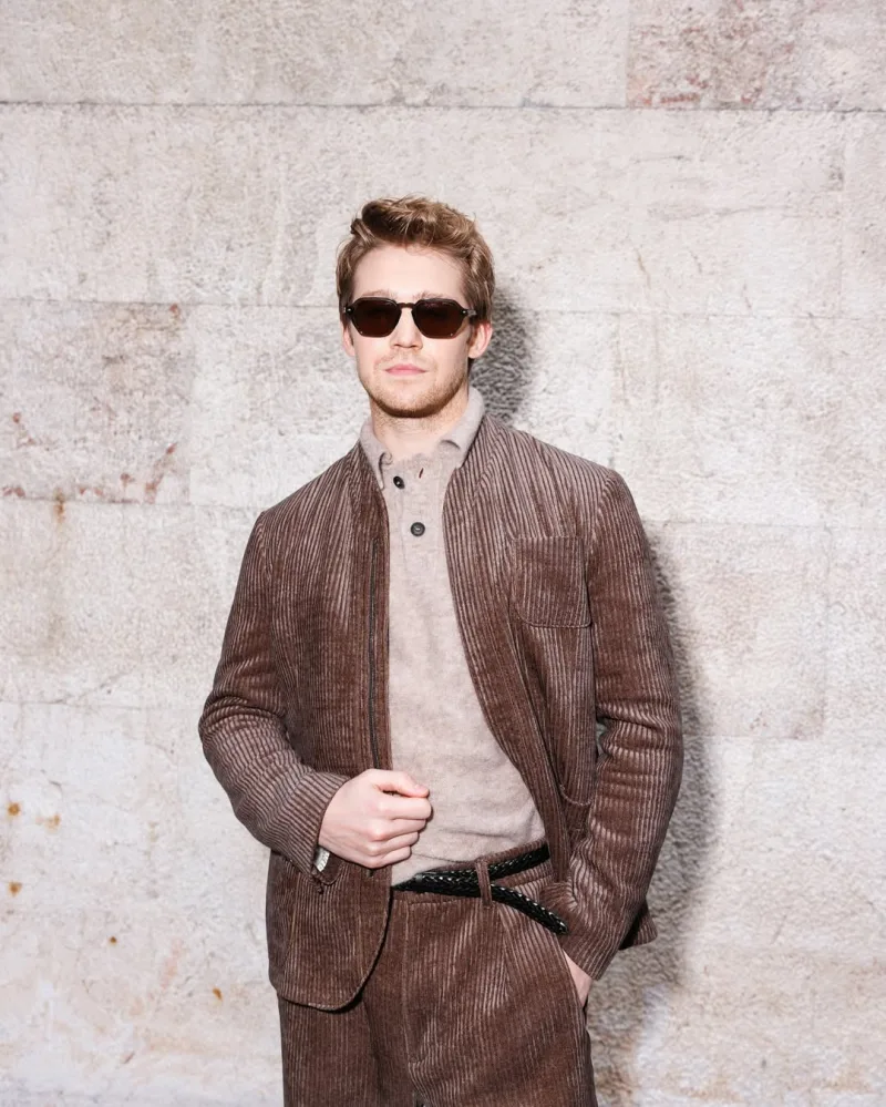 Ο ηθοποιός Joe Alwyn, πρωταγωνιστής του νέου θρίλερ Seance on a Wet Afternoon.