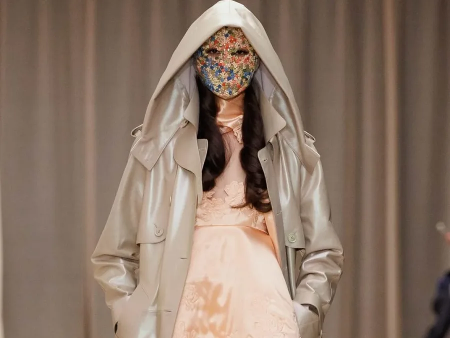 Μοντέλο στην πασαρέλα για τη συλλογή McQueen FW 26-27 του Seán McGirr στην Εβδομάδα Μόδας Παρισιού.