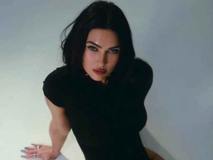 Η Megan Fox ποζάρει σε σέξι φωτογράφιση για την επιστροφή της στο Instagram.