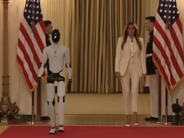 Ανθρωποειδές ρομπότ στο πλευρό της Melania Trump στον Λευκό Οίκο