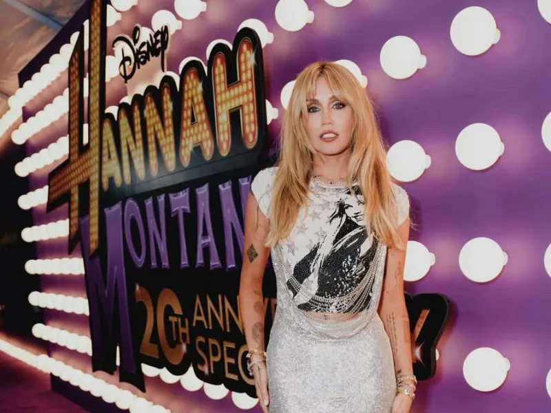 Η Miley Cyrus σε φωτογραφία από τον προσωπικό της λογαριασμό στο Instagram για το νέο τραγούδι της Hannah Montana.