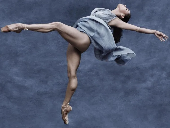 Η Misty Copeland σε εκπληκτική χορευτική κίνηση, με το φόρεμά της να ανεμίζει, κατά τη διάρκεια της προετοιμασίας για τα Όσκαρ 2026.