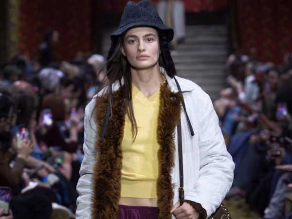 Miu Miu FW26: ’90s κοστούμια, statement outerwear και bold αξεσουάρ