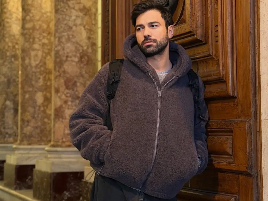 Ο Αντρέας Γεωργίου, δημιουργός της νέας σειράς του Mega, σε φωτογραφία από τον προσωπικό του λογαριασμό.