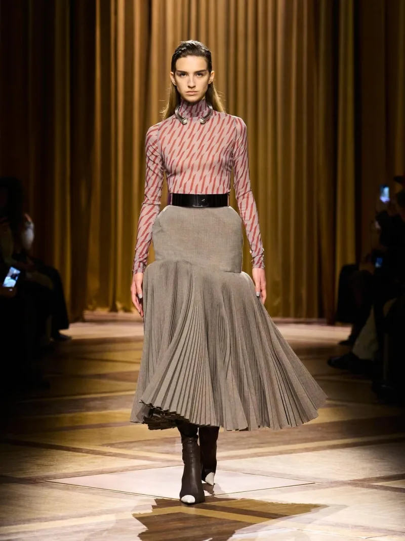 Μοντέλο με δημιουργία του Miguel Castro Freitas για τη συλλογή Mugler FW 26-27 με αναφορές από τα 40’s.
