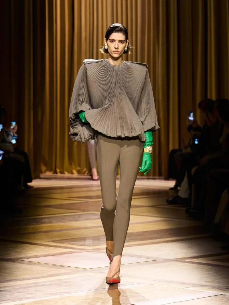 Μοντέλο με δημιουργία του Miguel Castro Freitas για τη συλλογή Mugler FW 26-27 με αναφορές από τα 40’s.