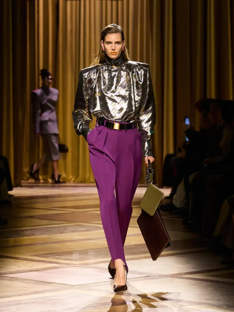 Μοντέλο με δημιουργία Mugler FW 26-27 του Miguel Castro Freitas με έντονους ώμους και φουτουριστικό στυλ.