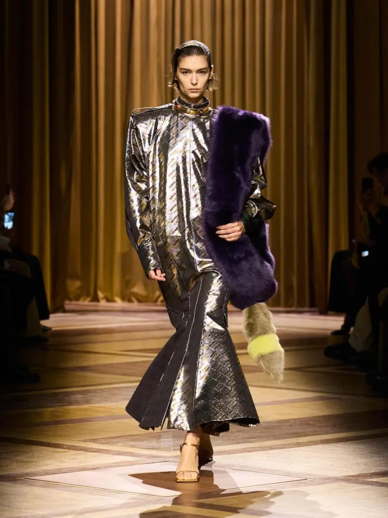 Μοντέλο με δημιουργία Mugler FW 26-27 του Miguel Castro Freitas με έντονους ώμους και φουτουριστικό στυλ.