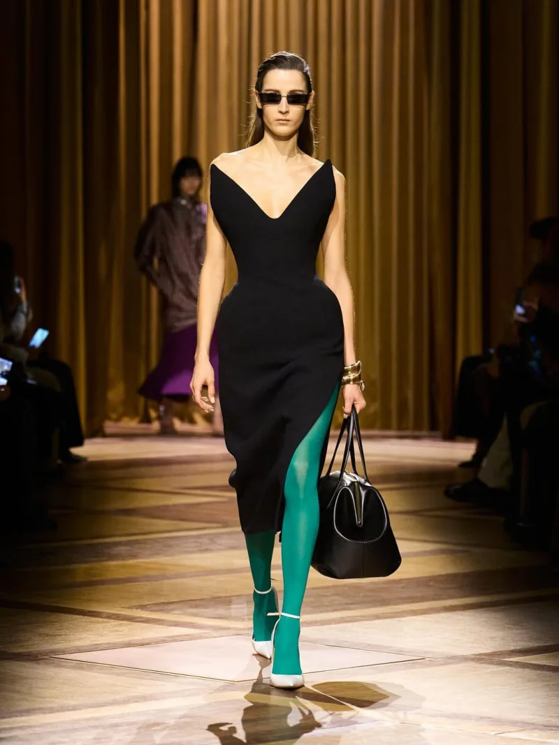 Μοντέλο στην επίδειξη Mugler FW 26-27 του Miguel Castro Freitas με power dressing στοιχεία και XXL ώμους.