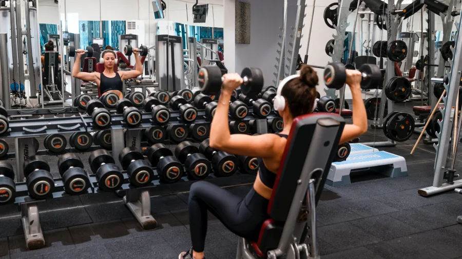 Άτομο που κάνει γυμναστική ακολουθώντας fitness μυστικά για αποτελεσματική προπόνηση.