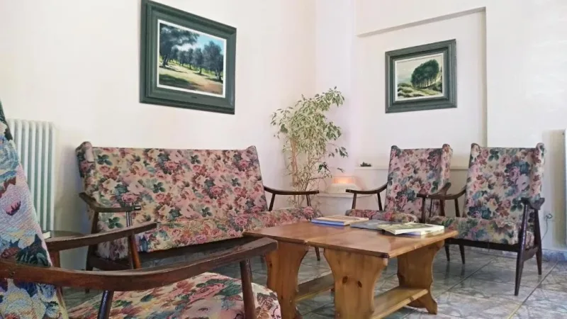 Σαλόνι ιστορικού ξενοδοχείου στη Νέα Μάκρη όπου γίνονται τα γυρίσματα της ταινίας «The Riders» με τον Brad Pitt.