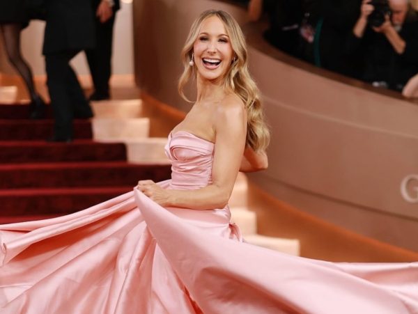 Η Nikki Glaser θα είναι η παρουσιάστρια των Χρυσών Σφαιρών για τρίτη φορά