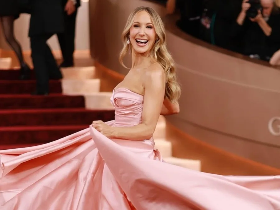 Η κωμικός Nikki Glaser, η οποία θα παρουσιάσει την τελετή των Χρυσών Σφαιρών.