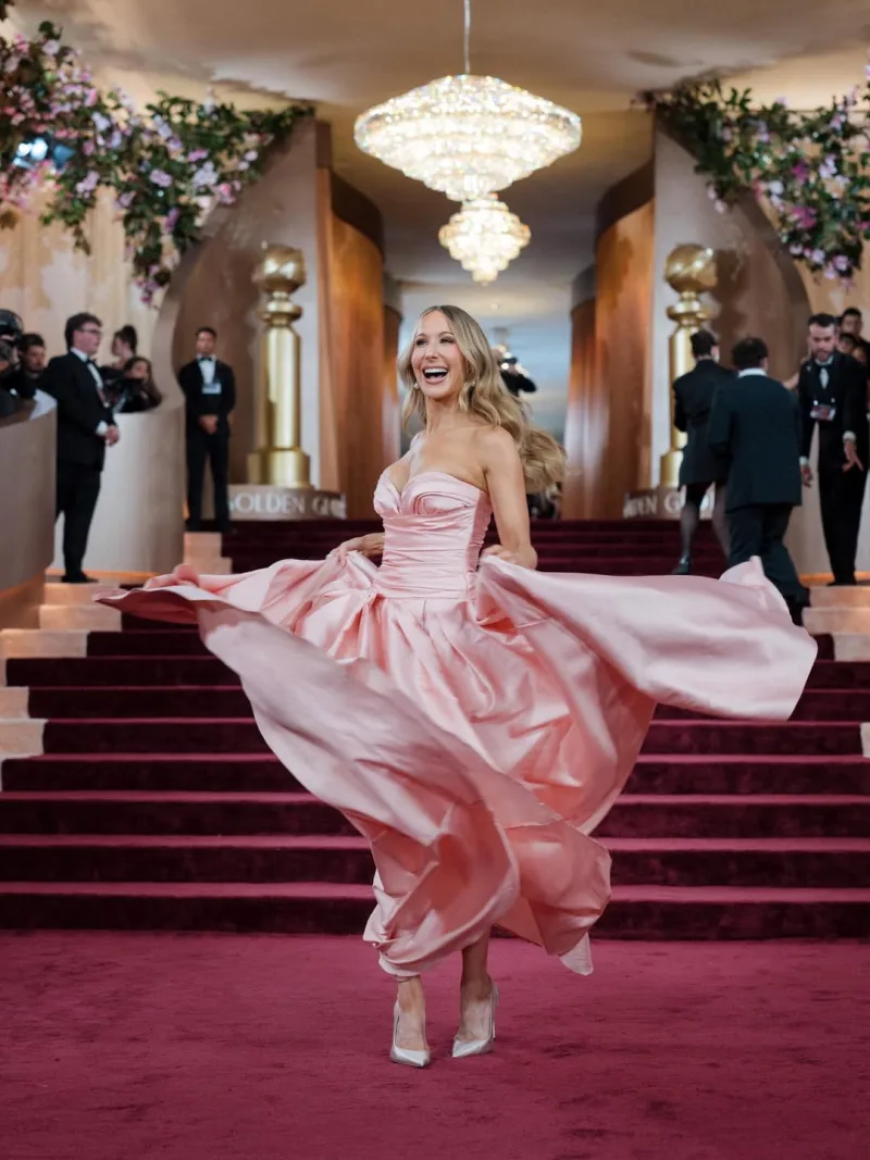 Η κωμικός Nikki Glaser, η οποία θα παρουσιάσει την τελετή των Χρυσών Σφαιρών.