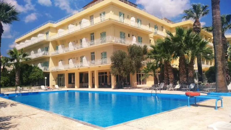 Ιστορικό ξενοδοχείο στη Νέα Μάκρη με πισίνα, όπου γίνονται τα γυρίσματα της ταινίας «The Riders».