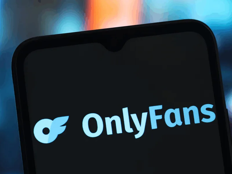 Η οθόνη ενός smartphone εμφανίζει το λογότυπο της πλατφόρμας OnlyFans, μετά τον θάνατο του ιδιοκτήτη της.