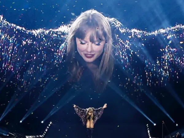 Η Taylor Swift τιμά την Elizabeth Taylor με ένα βίντεο γεμάτο λάμψη και νοσταλγία, κατά τη διάρκεια μιας εντυπωσιακής συναυλίας.