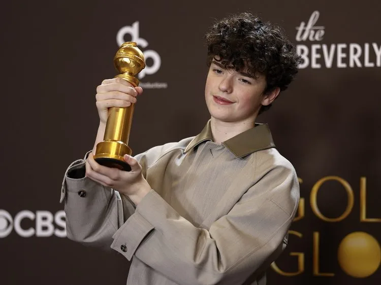 Η Francesca Bridgerton από τη σειρά Bridgerton του Netflix σε στιγμιότυπο από την ιστορία αγάπης της.