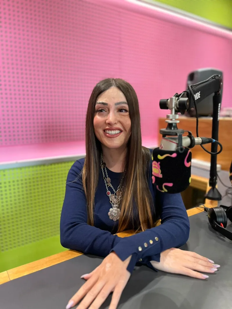 Η Ιωάννα Παλιοσπύρου στο στούντιο του Mad Radio 106,2.