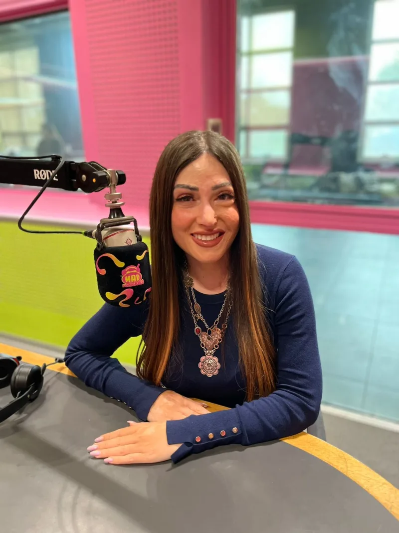 Η Ιωάννα Παλιοσπύρου στο στούντιο του Mad Radio 106,2.