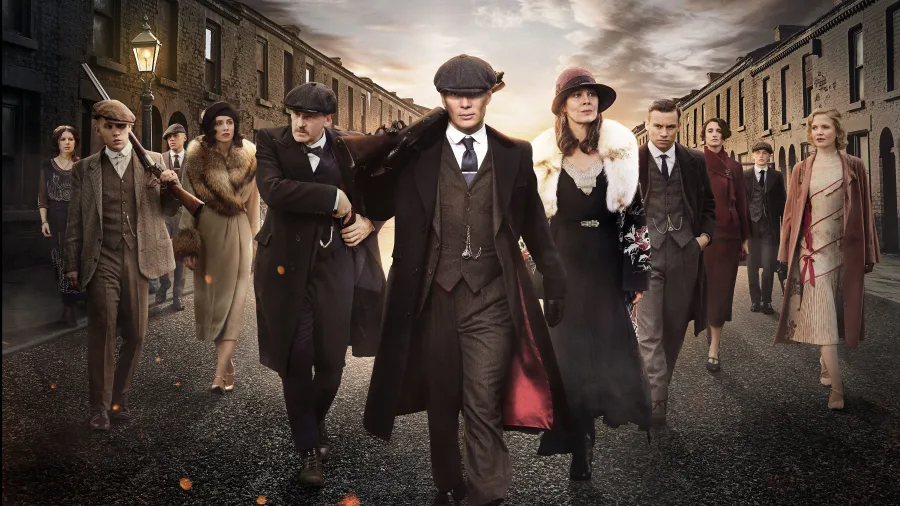 Ο Cillian Murphy και το καστ της σειράς Peaky Blinders σε δρόμο του Μπέρμιγχαμ.