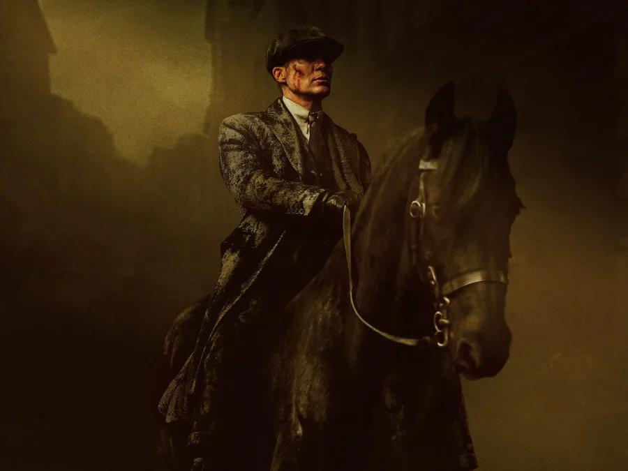 Ο Cillian Murphy ως Tommy Shelby πάνω σε μαύρο άλογο