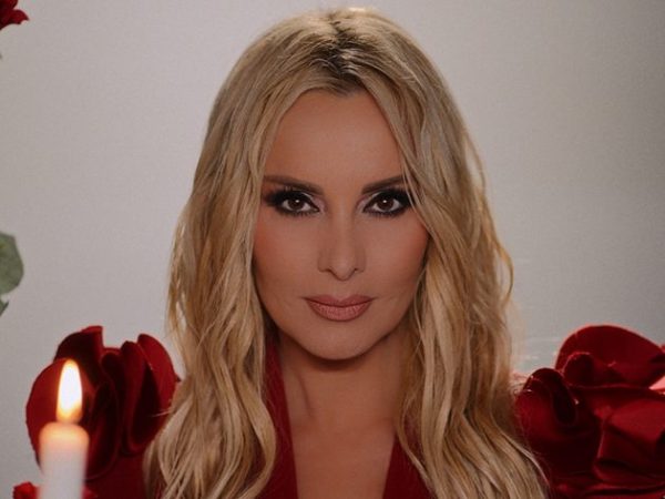 Πέγκυ Ζήνα – «Άμυνα»: Η επιστροφή της με δυναμικό τραγούδι και εντυπωσιακό video