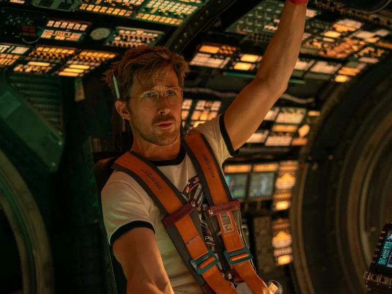 Ο Ryan Gosling ετοιμάζεται για την αποστολή του στο Project Hail Mary, μέσα στο πιλοτήριο του διαστημοπλοίου.
