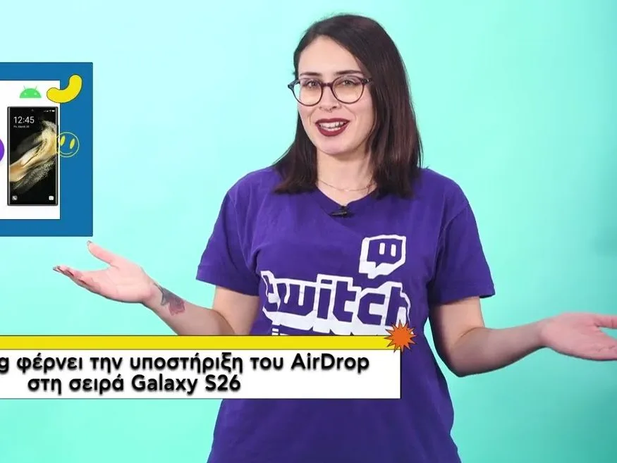 Γυναίκα παρουσιάζει νέο smartphone Samsung Galaxy S26 με υποστήριξη AirDrop, σύμφωνα με τις τελευταίες εξελίξεις στα gadgets.