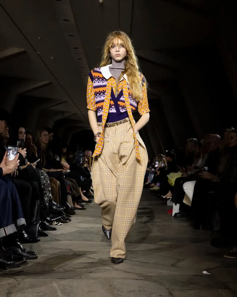 Μοντέλο στην επίδειξη μόδας Rabanne FW26/27 με punk αισθητική στην Εβδομάδα Μόδας Παρισιού.